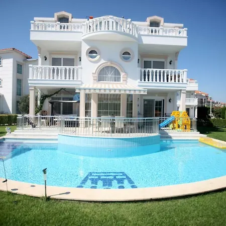 Helios Private Vilă